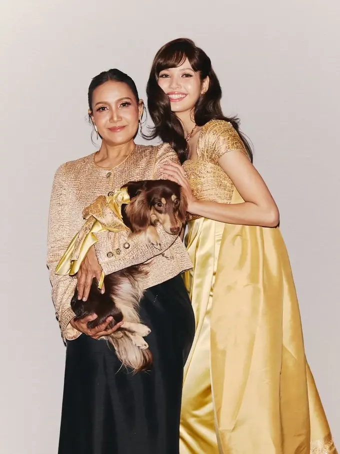 Gaya Kompak Lisa BLACKPINK Bersama Ibu dan Anjing Kesayangan dalam Balutan Gaun Emas
