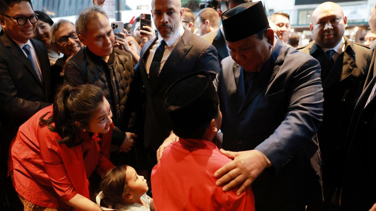 VIDEO: Prabowo Dikawal Ketat Paspampres Amerika, Penuh Cinta Cium Anak Diaspora "Kamu Cantik Sekali"