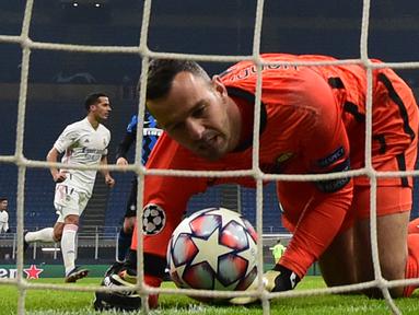 Kiper Inter Milan, Samir Handanovic memang mampu membawa timnya menjuarai Liga Italia musim 2020/2021. Perannya tak tergantikan untuk mengawal gawang Nerazzurri. Namun, dengan usia yang menginjak 36 tahun dan akrab dengan blunder, 5 kiper ini bisa menjadi opsi. (AFP/Miguel Medina)