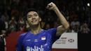 Tunggal Putra Indonesia, Jonatan Christie, merayakan kemenangan atas tunggal Chinese Taipei, Wang Tzu We, pada laga Indonesia Masters 2020 di Istora, Jakarta, Kamis (16/1). Jonatan Christie unggul 21-15 dan 21-15. (Bola.com/Yoppy Renato)