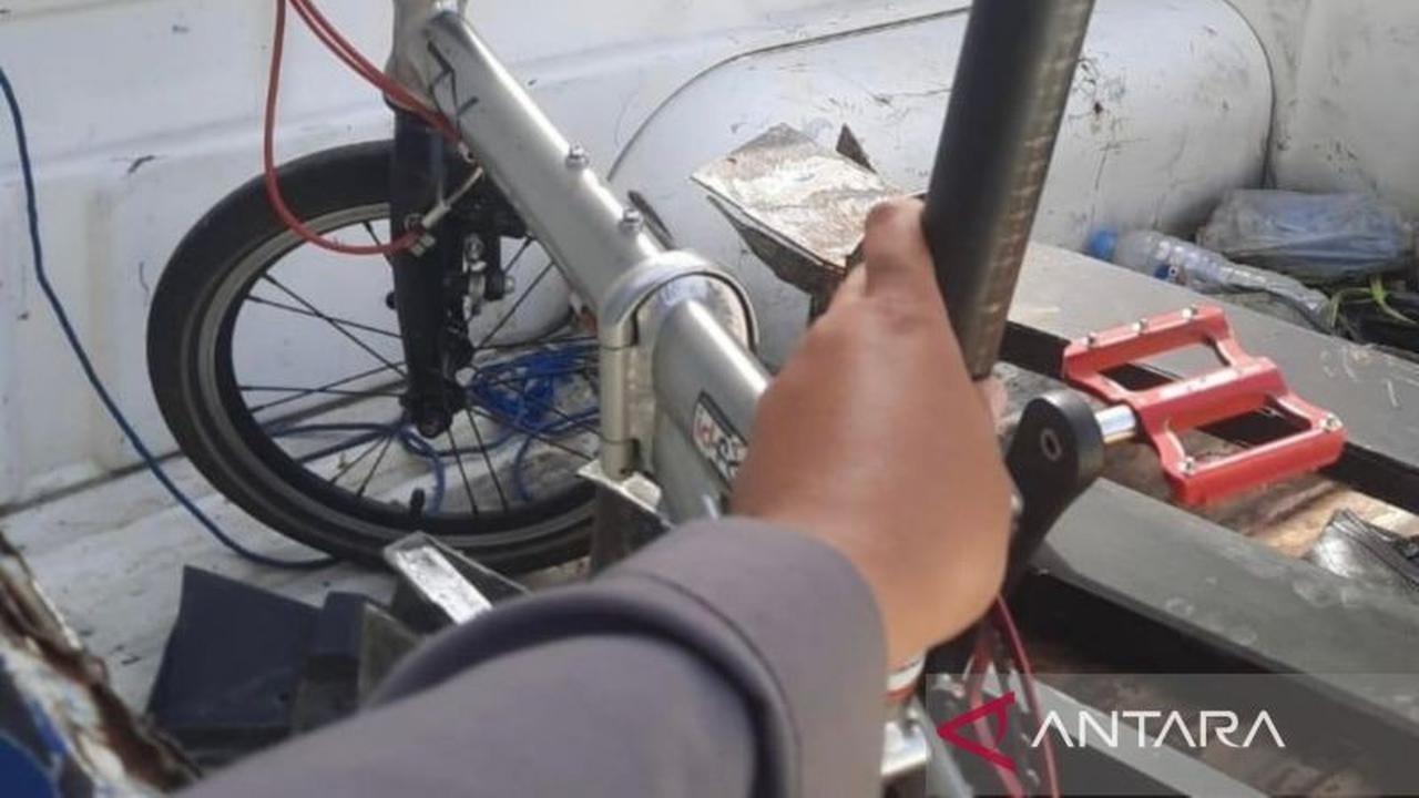 Polisi Olah TKP Kecelakaan Mobil Listrik Tabrak Sepeda di Jaksel, Satu Korban Dilarikan ke RS