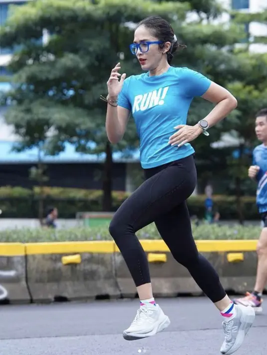 <p>Ussy hadir dengan gaya yang begitu memikat tampil serba biru dengan busana yang matching. [Foto: Instagram/ Ussy Sulistiawaty]</p>
