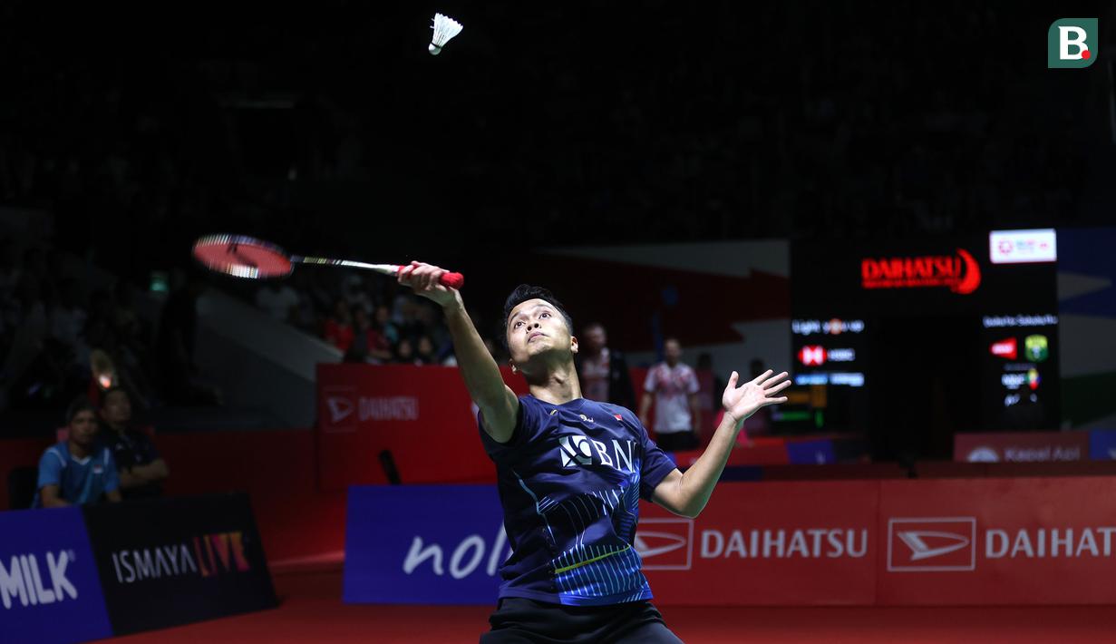 <p>Tunggal putra Indonesia, Anthony Sinisuka Ginting berusaha mengembalikan bola saat melawan wakil Malaysia, Leong Jun Hao pada babak 16 besar Indonesia Masters 2024 di Istora Senayan Jakarta, Indonesia, Kamis (25/1/2024). Anthony Ginting menang dua gim langsung dengan skor 21-15, 21-17. (Bola.com/M Iqbal Ichsan)</p>