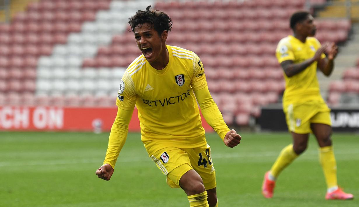 Nama pertama ada Fabio Carvalho yang banyak dikaitkan dengan kepindahan musim panas ini ke Liverpool, menurut Sky Sports. Gelandang serang muda Fulham tersebut mampu tampil gemilang pada musim ini dengan mencetak 8 gol dan 6 assit dalam 26 penampilannya di Liga Inggris. (AFP/Glyn Kirk)