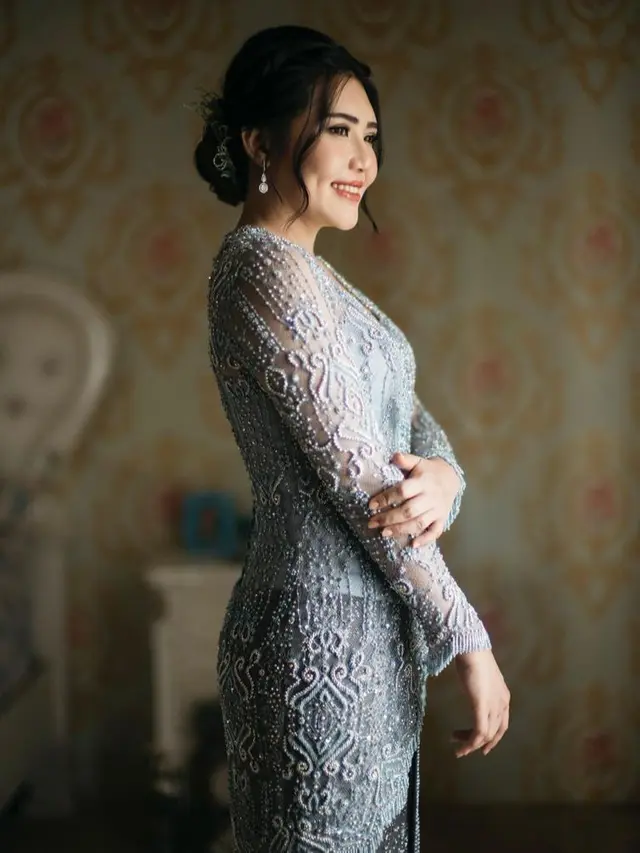8 Potret Detail Kebaya Via Vallen di Momen Lamaran, Cantik Bernuansa Abu-abu