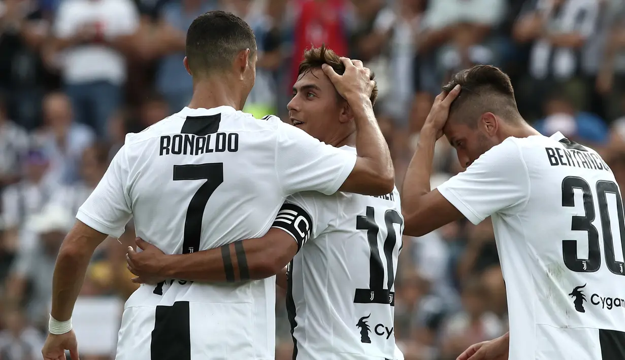 Cristiano Ronaldo berselebrasi bersama rekannya Paulo Dybala usai mencetak gol pada pertandingan persahabatan antara Juventus A dan tim B di Villar Perosa, Italia utara, (12/8). (AFP Photo/Isabella Bonotto)