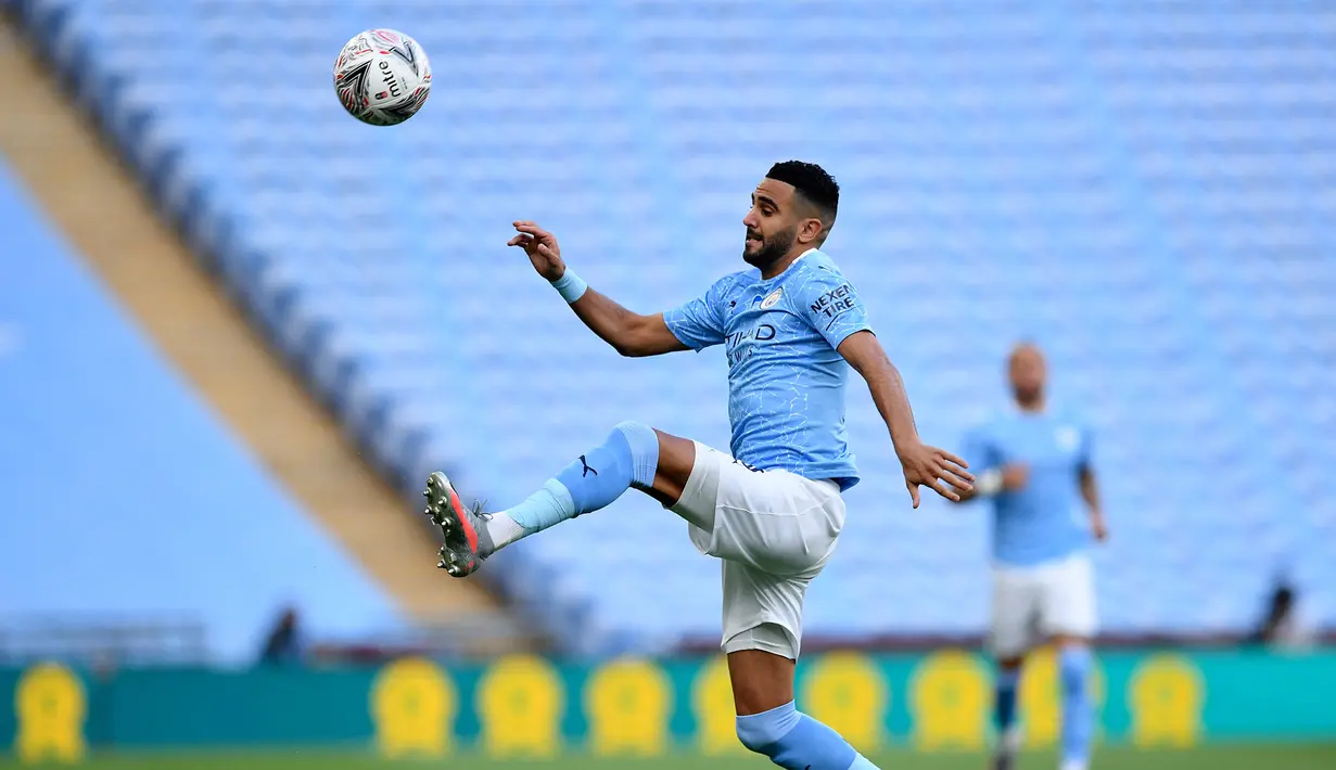 Gelandang Manchester City, Riyad Mahrez berusaha mengontrol bola saat bertanding melawan Arsenal pada pertandingan semifinal Piala FA di Wembley di London (18/7/2020). Di final, Arsenal akan menunggu pemenang duel semifinal kedua antara Chelsea melawan MU. (AP Photo/Justin Tallis, Pool)