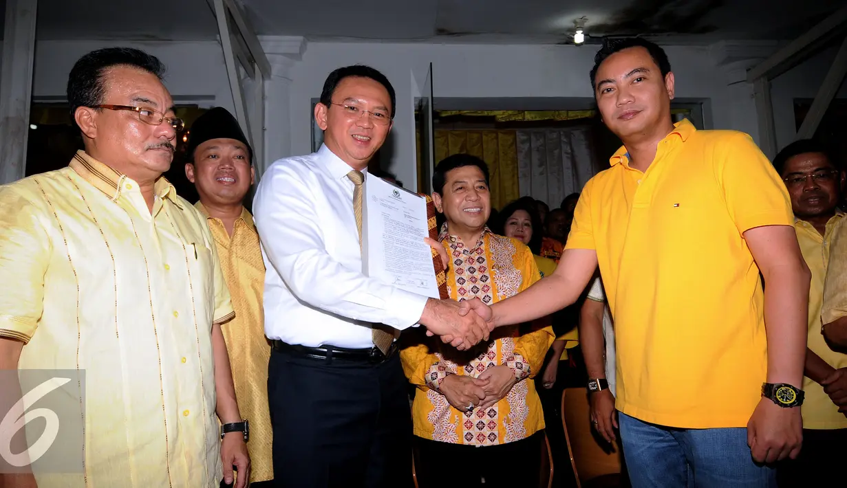 Ketua DPD Golkar DKI Jakarta, Fayakhun A (kanan) bersalaman usai menyerahkan deklarasi dukungan kepada Basuki T Purnama untuk maju sebagai Calon Gubernur DKI Jakarta 2017-2022 diJakarta, Jumat (24/6). (Liputan6.com/Helmi Fithriansyah)