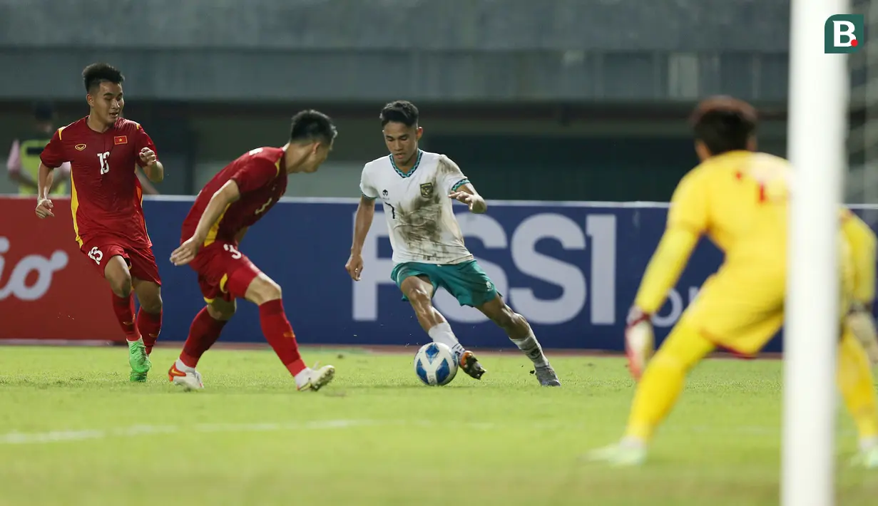 Pemain Timnas Indonesia U-19, Marselino Ferdinan (tengah) berusaha melewati hadangan pemain Vietnam saat laga Grup A Piala AFF U-19 2022 antara Timnas Indonesia U-19 melawan Timnas Vietnam U-19 di Stadion Patriot Candrabhaga, Bekasi, Jawa Barat, Sabtu (2/7/2022). (Bola.com/Ikhwan Yanuar)