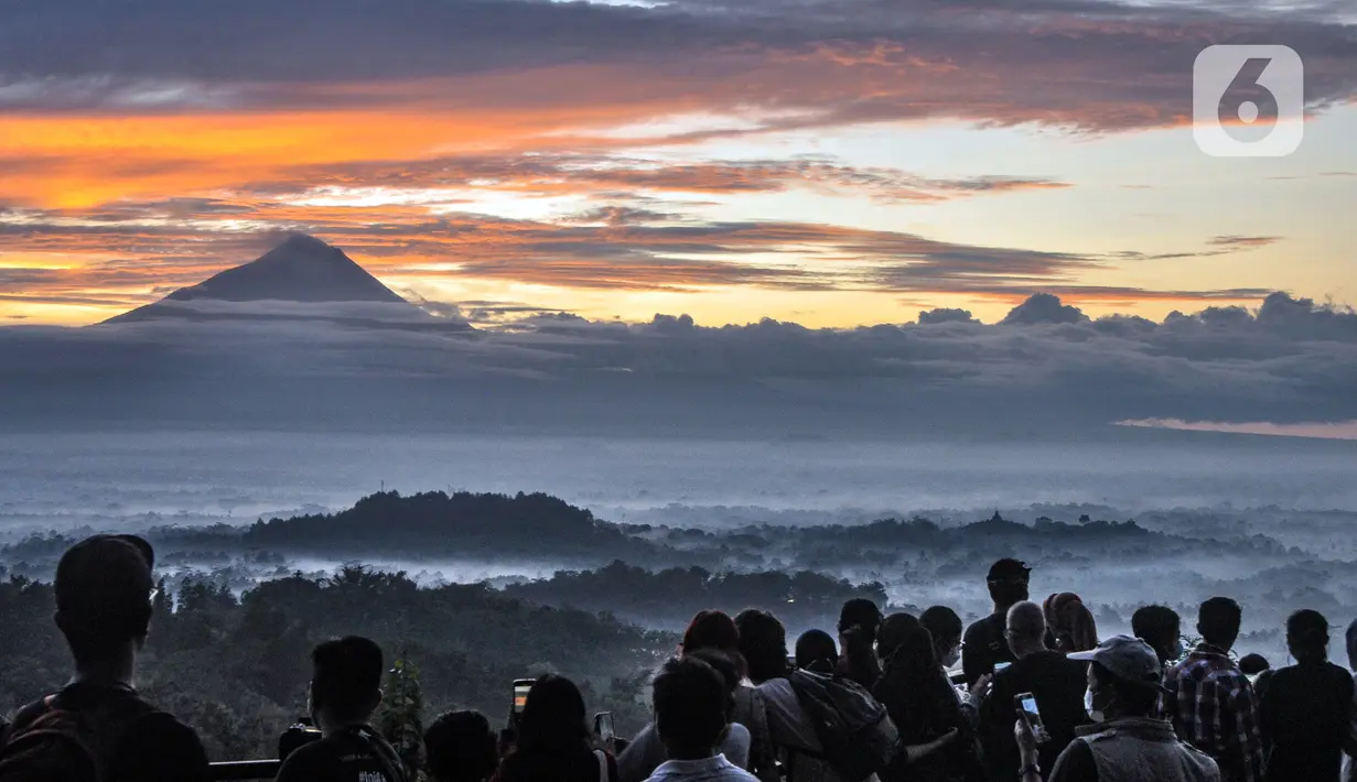 <p>Wisatawan menikmati matahari terbit atau sunrise dengan latar belakang Candi Borobudur di Punthuk Setumbu, Karangrejo, Magelang, Jawa Tengah, Senin (16/5/2022). Punthuk Setumbu menjadi destinasi favorit di Jawa Tengah, terlebih saat libur Waisak yang terkenal dengan keindahan alam Candi Borobudur dan sekitarnya saat matahari terbit. (merdeka.com/Iqbal S. Nugroho)</p>