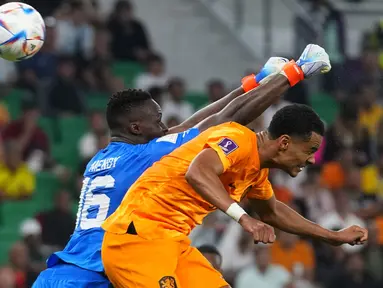 Sebagai tim unggulan di Grup A, Belanda harus bersusah payah memetik tiga poin penuh di laga perdana Grup A menghadapi Senegal yang tidak diperkuat Sadio Mane, Senin (21/11/2022) malam WIB di Al Thumama Stadium, Doha, Qatar. Belanda baru berhasil memastikan kemenangan pada lima menit akhir pertandingan lewat dua gol Cody Gakpo dan Davy Klaassen. (AP/Petr David Josek)