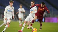 Bek AS Roma, Roger Ibanez membawa bola dari kejaran pemain Lecce, Marcin Listkowski pada pertandingan 16 besar Coppa Italia di stadion Olimpiade Roma, Jumat (21/1/2022). AS Roma selanjutnya akan menantang Inter Milan pada babak perempat final. (AP Photo/Alessandra Tarantino)