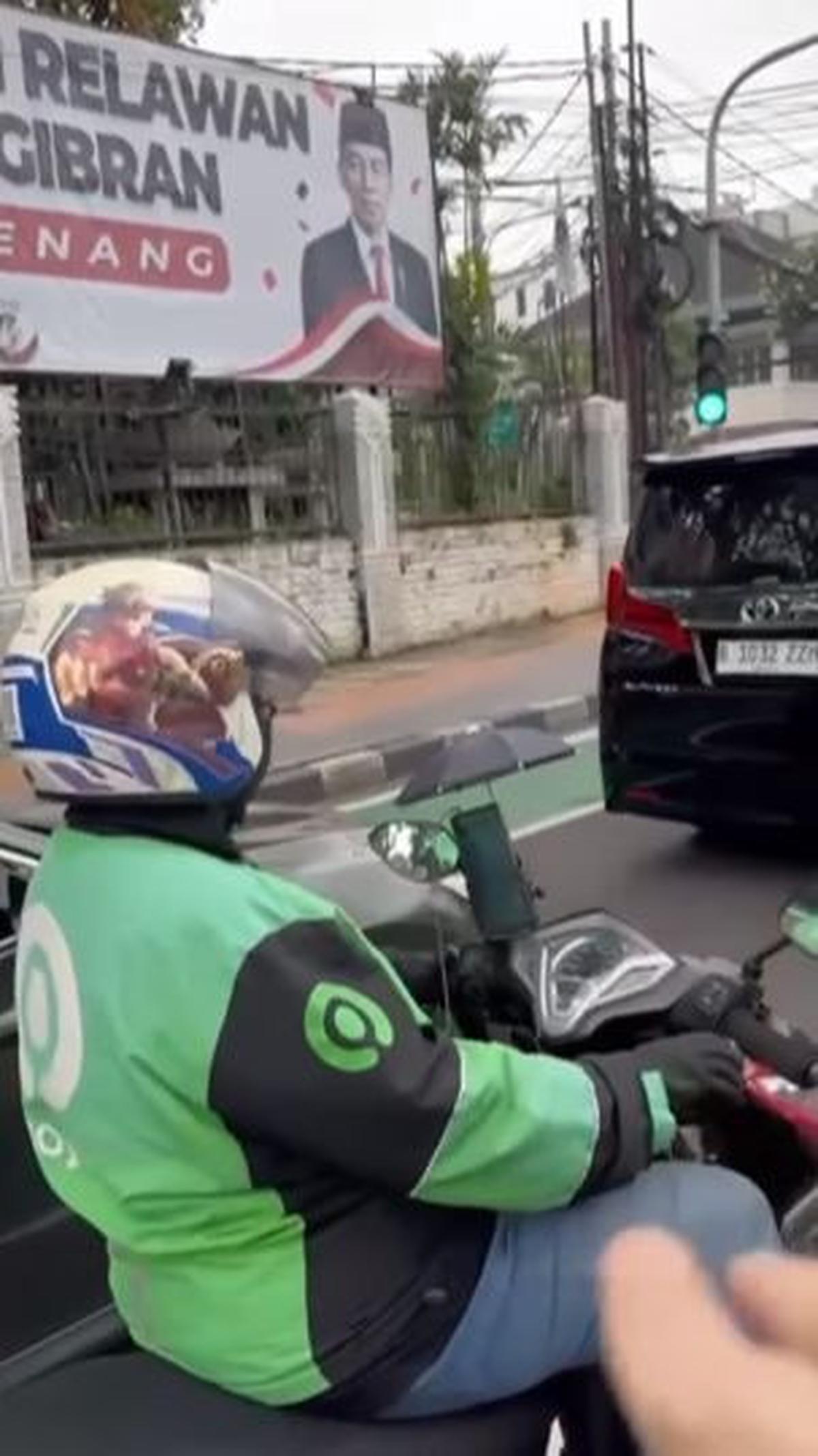 "Mohon hubungi instagram saya dan nanti hadiah THR-nya akan diantar oleh tim saya tanpa ada biaya apapun," pungkasnya.&nbsp;&nbsp;