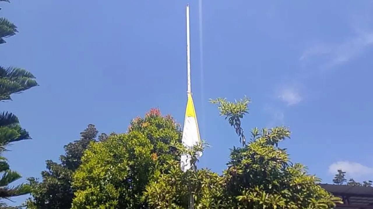 Bendera Vatikan dikibarkan setengah tiang di Istana Keuskupan Maumere (Liputan6.com/Ola Keda)