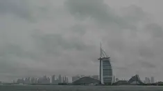 Awan tebal memenuhi langit di atas menara Burj Al-Arab di Dubai, Uni Emirat Arab, pada tanggal 2 Mei 2024. (Giuseppe CACACE/AFP)