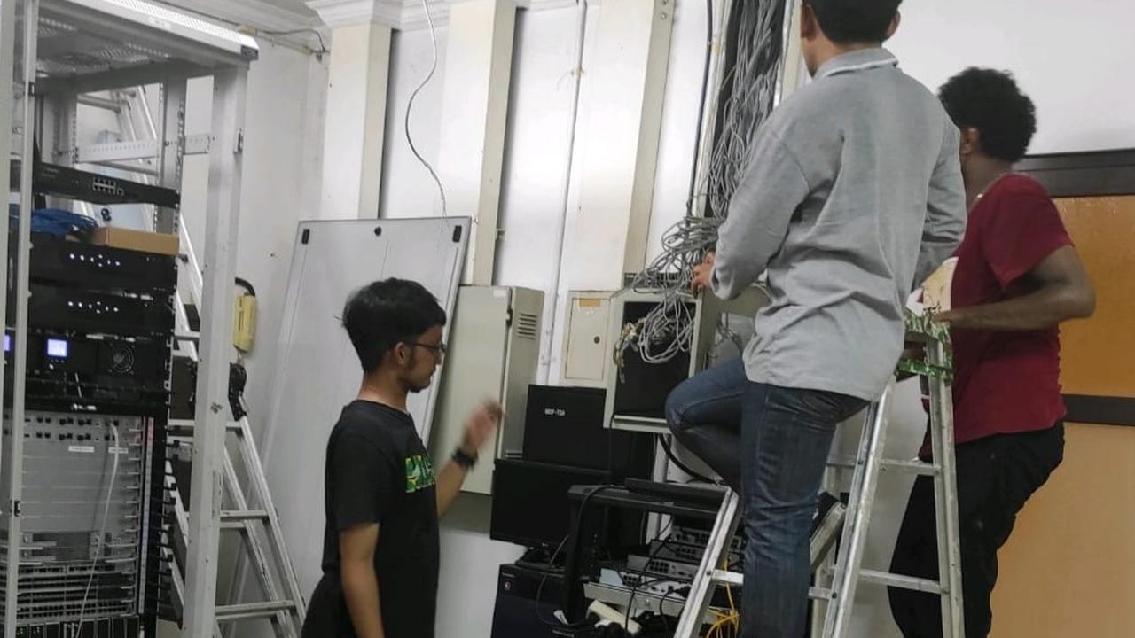 Pemasangan wifi di areah Gelora Bung Tomo Surabaya. (Dian Kurniawan/Liputan6.com).