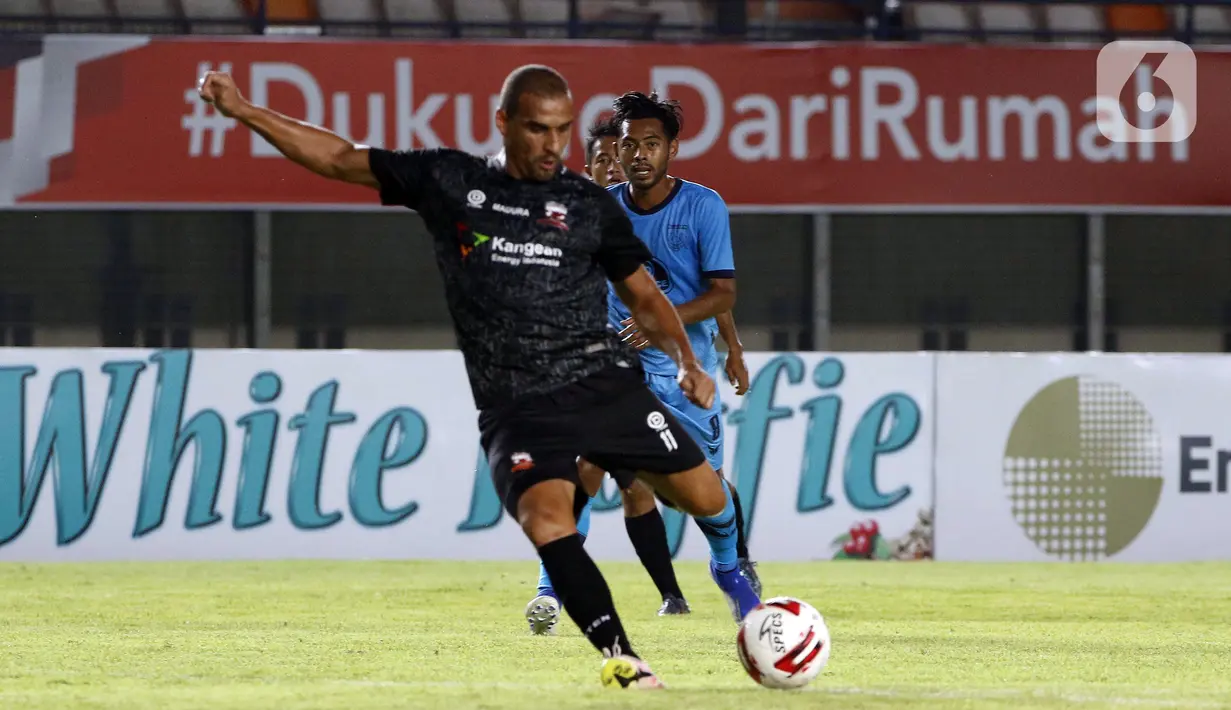 Pemain Madura United, Bruno Da Silva Lopes menendang bola ke gawang Persela Lamongan yang membuahkan gol dalam pertandingan babak penyisihan Grup C Piala Menpora 2021 di Stadion Si Jalak Harupat, Bandung, Kamis (1/4/2021). Pertandingan berakhir dengan skor 1-1. (Bola.com/Ikhwan Yanuar)