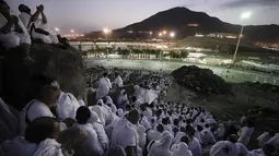 Jabal Rahmah menjadi lokasi favorit jemaah haji untuk memanjatkan doa. (AP Photo/Amr Nabil)