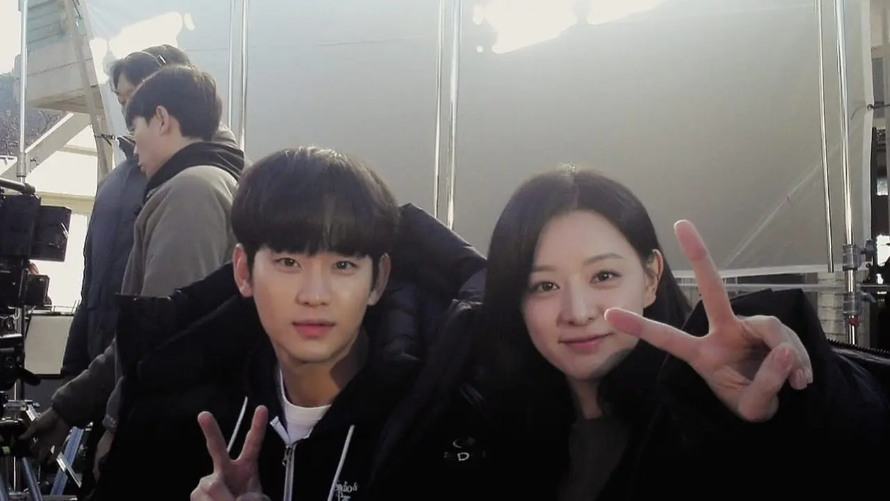 Foto Bareng Kim Soo Hyun dan Kim Ji Won Bikin Netizen Gemas Sampai Ingin Mereka Cinlok (instagram.com/soohyun_k216)