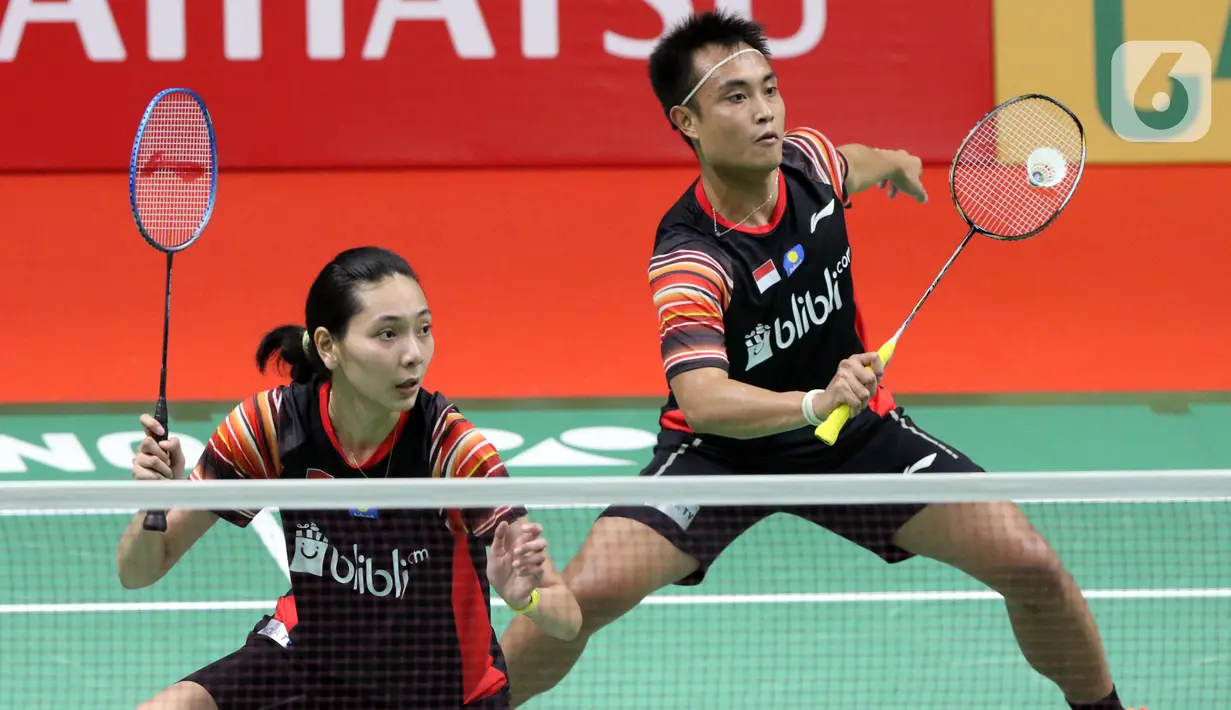 Ganda campuran Indonesia, Hafiz Faizal/Gloria Emanuelle Widjaja mengembalikan kok ke arah Zheng Si Wei/Huang Ya Qiong (China) saat laga babak pertama Indonesia Master 2020 di Istora GBK, Jakarta, Selasa (14/1/2020). Hafiz/Gloria kalah dua set langsung 14-21, 13-21. (Liputan6.com/Helmi Fithriansyah)