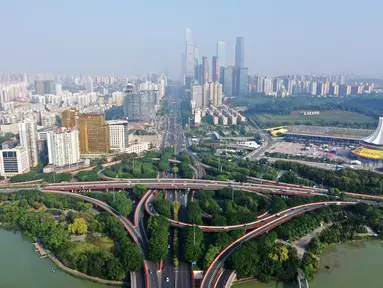 Foto dari udara pemandangan Nanning International Convention and Exhibition Center dan gedung-gedung di sekitarnya di Nanning, Daerah Otonom Etnis Zhuang Guangxi, China selatan pada 26 November 2020. China-ASEAN Expo ke-17 akan diselenggarakan di Nanning pada 27-30 November. (Xinhua/Lu Boan)