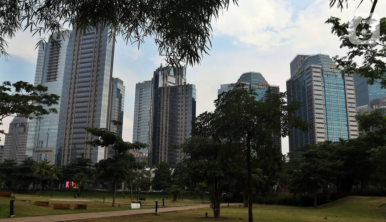 Suasana gedung perkantoran di Jakarta, Sabtu (17/10/2020). International Monetary Fund (IMF) memangkas proyeksi pertumbuhan ekonomi Indonesia 2020 menjadi minus 1,5 persen pada Oktober, lebih rendah dari proyeksi sebelumnya pada Juni sebesar minus 0,3 persen. (Liputan6.com/Johan Tallo)
