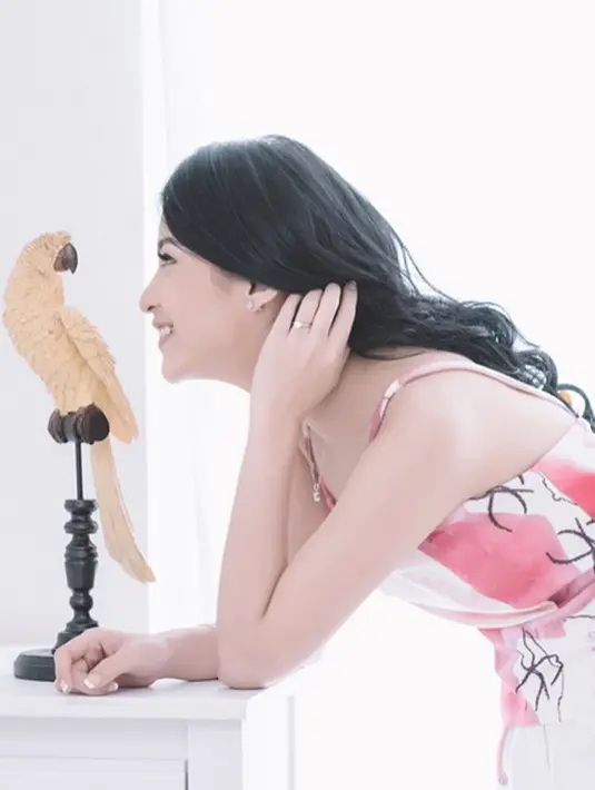 Tidak perlu memakai perhiasan berlebihan untuk dapat tampil cantik dan elegan. Seperti artis cantik Chelsea Olivia yang cukup memakai perhiasan sederhana namun tetap mempesona. (Photo : Instagram)