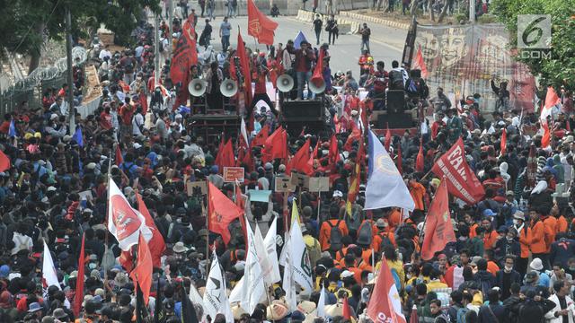 Massa Demonstrasi di Depan DPR