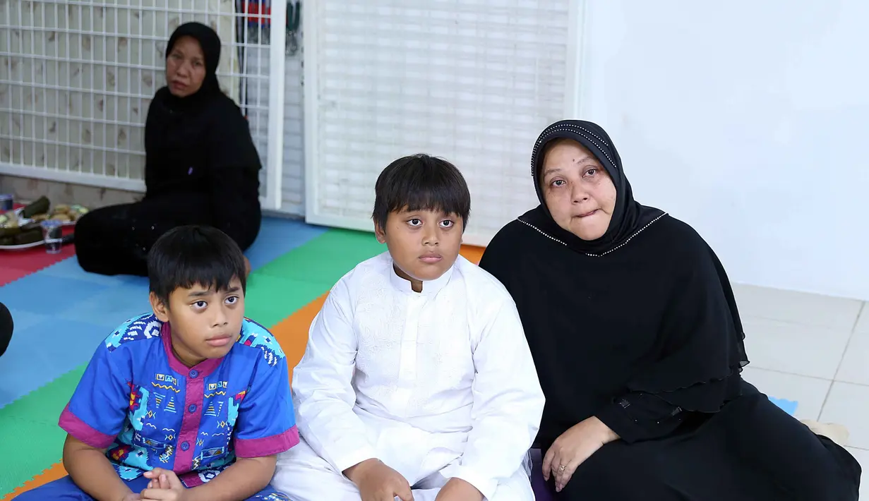 Komeng menikah dengan Aprilliana Indra Dewi pada 24 September 1999. Setelah menunggu beberapa tahun, pasangan ini baru dikaruniai buah hati. Tiga kembar sekaligus. Dua cowok dan satu cewek. (Nurwahyunan/Bintang.com)