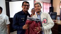 Wabup Garut Helmi Budiman, secara simbolis memberikan seperangkat alat pemotongan kepada salah satu peserta calon penyembelih hewan qurban secara profesioanal di Garut. (Liputan6.com/Jayadi Supriadin)