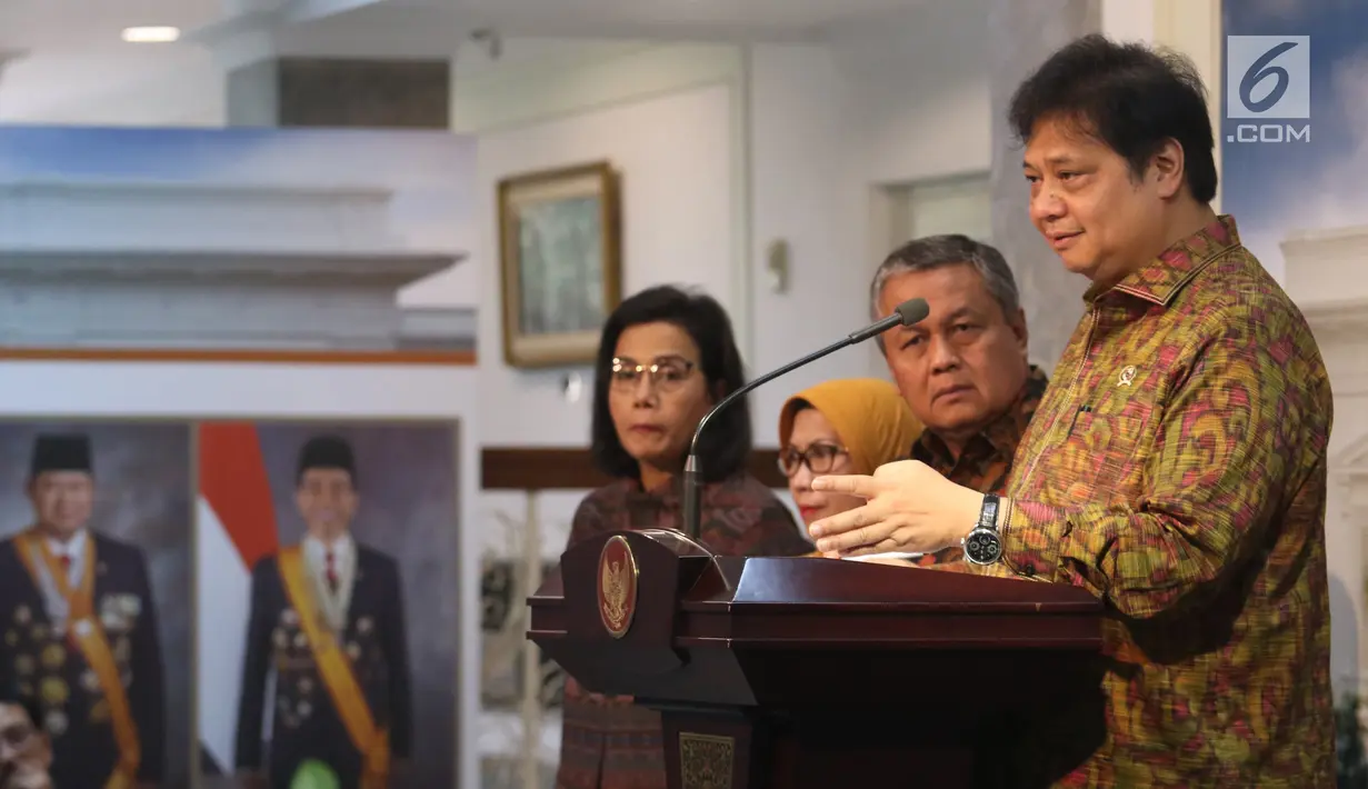 Menteri Perindustrian Airlangga Hartarto saat meluncurkan Paket Kebijakan Ekomomi XVI di Kantor Presiden, Jakarta, Jumat (16/11). Peluncuran ini juga dihadiri Menko Perekonomian Darmin Nasution dan Menkeu Sri Mulyani. (Liputan6.com/AnggaYuniar)