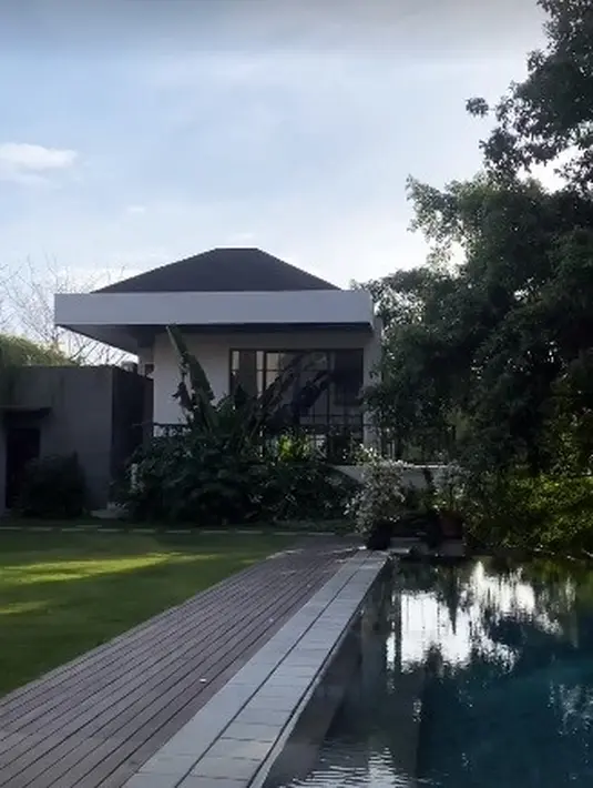 Hunian mereka di Pulau Dewata menyuguhkan kesan mewah sekaligus menyejukkan. (Instagram @andrew.white_)