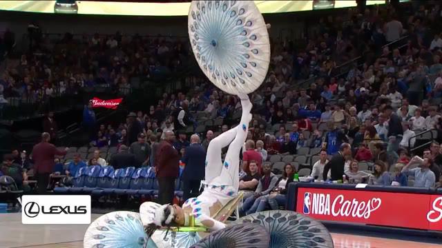 Berita video beberapa pertunjukan halftime terbaik di NBA musim ini, mulai dari atraksi berbahaya hingga aksi para anjing yang lucu di dalam lapangan basket.