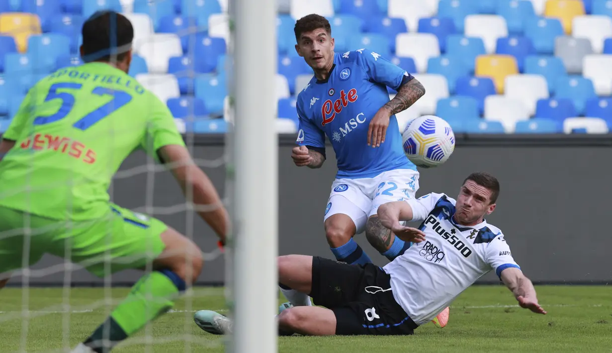 Bek Napoli, Giovanni Di Lorenzo, berebut bola dengan bek Atalanta, Robin Gosens, pada laga lanjutan Liga Italia di Stadion San Paulo, Napoli, Sabtu (17/10/2020) malam WIB. Napoli menang 4-1 atas Atalanta. (Alessandro Garofalo/LaPresse via AP)