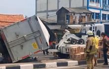 Kelebihan Muatan, Truk Boks Terguling di Jalan Layang Pulogebang