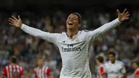 Selebrasi Cristiano Ronaldo usai mencetak gol ketiga ke gawang Athletic Bilbao di Stadion Santiago Bernabeu, (6/10). (REUTERS/Sergio Perez)