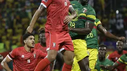 Penyerang Mali, Ibrahim Kone berebut bola dengan bek Guinea Khatulistiwa, Basilio Ndong pada babak 16 besar Piala Afrika 2021 di Stadion Limbe, Kamis (27/1/2022) dini hari WIB. Guinea Ekuatorial mempermalukan Timnas Mali 6-5 (0-0) dalam adu penalti. (AP Photo/Sunday Alamba)
