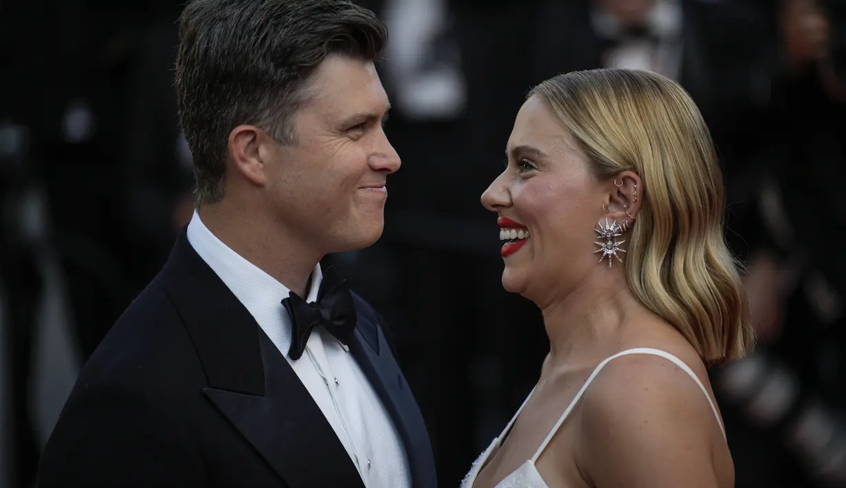 Sementara perempuan 38 tahun ini menambah kesan seksi dengan sepasang anting-anting yang memukau dari David Yurman. (AP Photo/Daniel Cole)