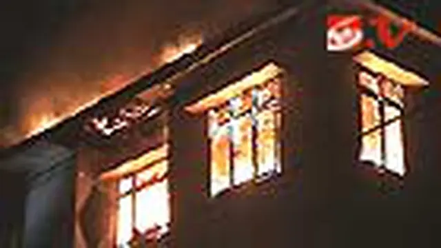 Rumah Tiga Lantai Terbakar