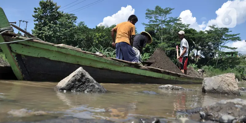 Penambang Pasir Tradisional di Sungai Klawing