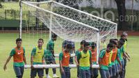Para pemain mengangkat gawang saat mengikuti seleksi Timnas Indonesia U-22 di Lapangan SPH Karawaci, Banten, Rabu (8/3/2017). (Bola.com/Vitalis Yogi Trisna)