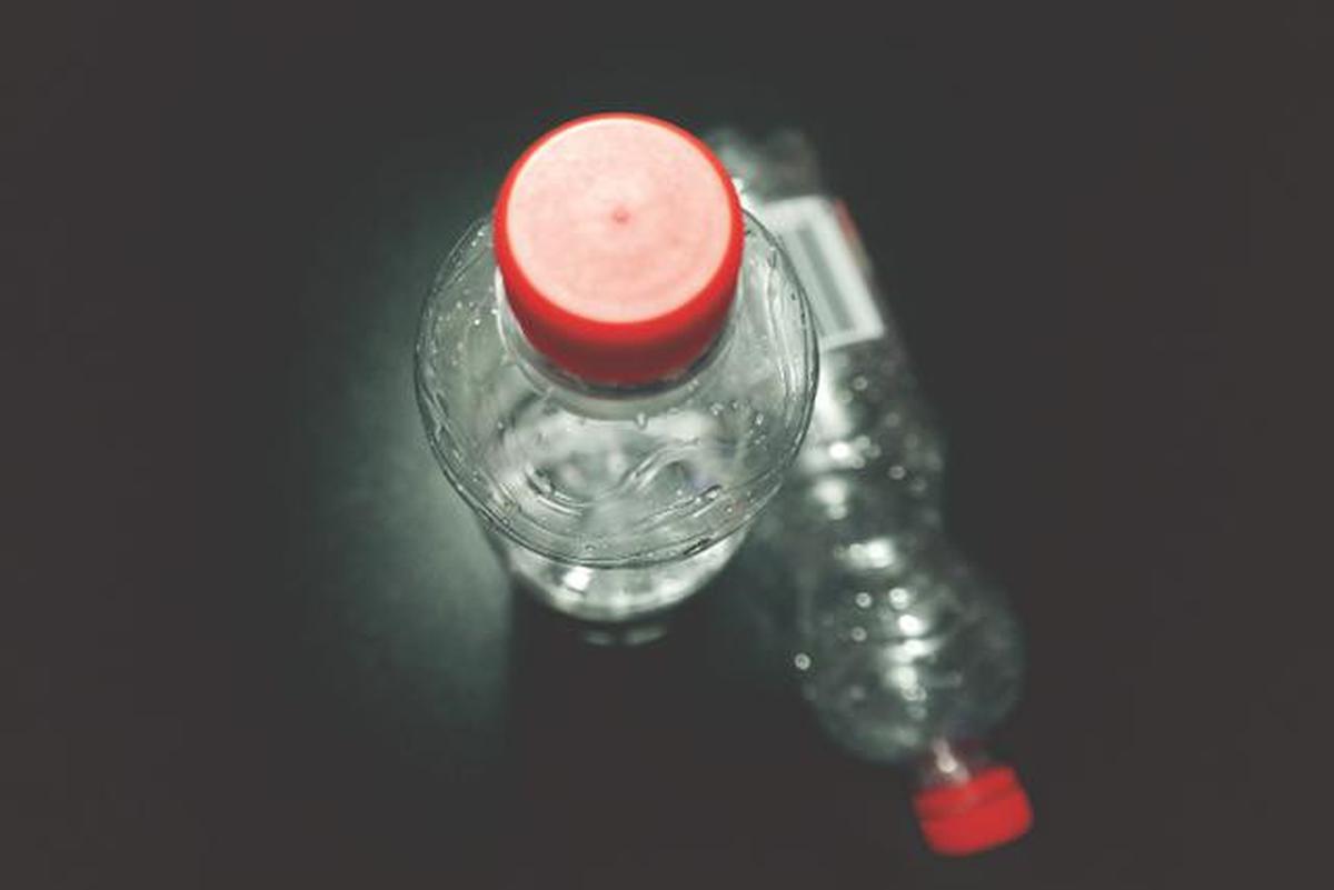 Ilustrasi Botol Plastik