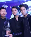 Eksistensi CJR tak pernah lepas dari ranah belantika musik tanah air. Di usia muda, Risky, Aldy dan Iqbaal  berhasil meraih penghargaan di SCTV Musik Awards 2016. (Nurwahyunan/Bintang.com)