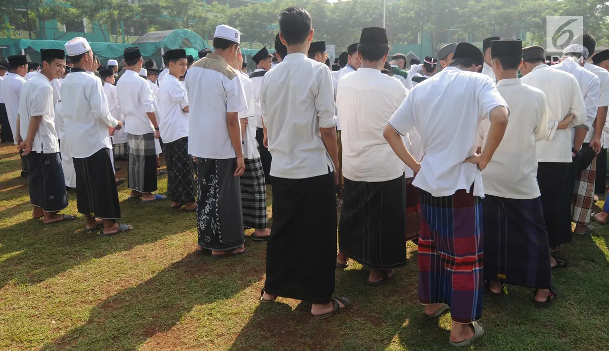 Santri Kota Tangerang Selatan mengikuti apel untuk memperingati Hari Santri Nasional di lapangan Pesantren AL-Amanah AL-Gontroy, Pondok Aren, Senin (22/10). Hari Santri Nasional diperingati setiap tanggal 22 Oktober. (Merdeka.com/Arie Basuki)