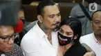I Gede Ari Astina alias Jerinx SID (kiri) bersama istrinya Nora Alexandra memberi keterangan usai sidang putusan kasus dugaan pengancaman terhadap Adam Deni di Pengadilan Negeri Jakarta Pusat, Kamis (24/2/2022). Jerinx divonis satu tahun penjara, denda Rp 25 juta. (Liputan6.com/Helmi Fithriansyah)
