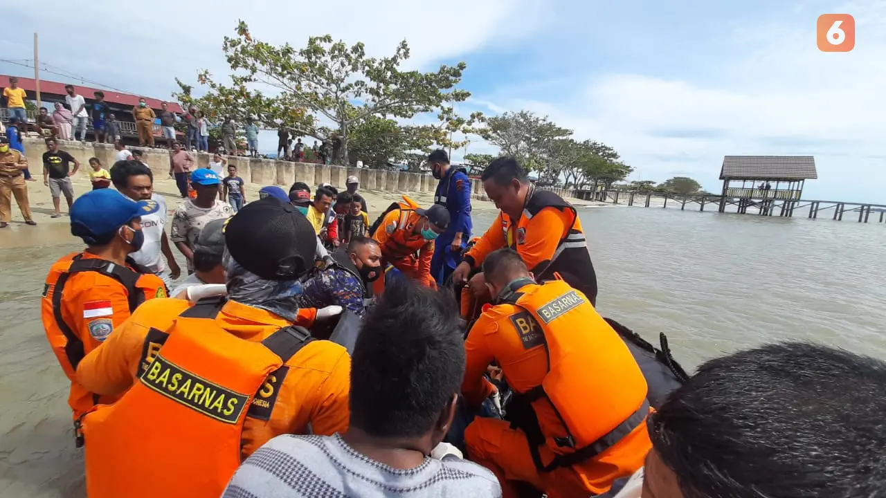 Tim Gabungan Basarnas, Polri dan BPBD saat mengevakuasi korban tenggelam (Arfandi Ibrahim/Liputan6.com)