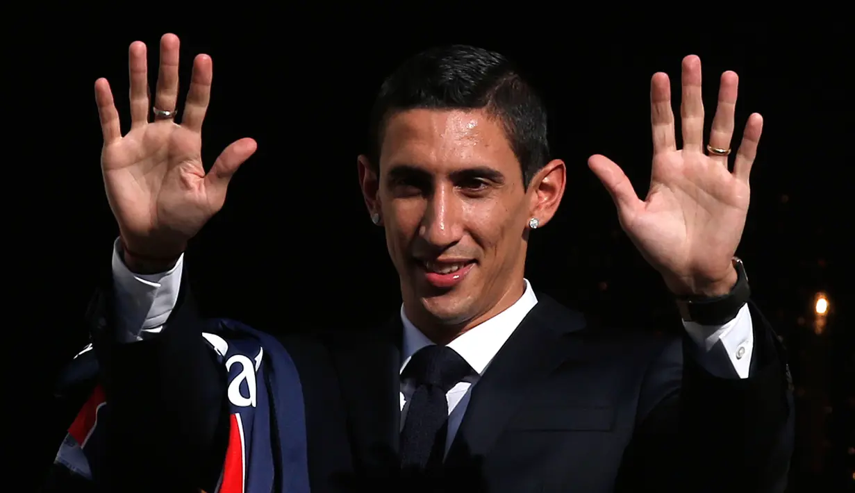 Pemain asal Argentina, Angel Di Maria menyapa fansnya usai konferensi pers di  Prancis, Kamis (7/8/2015) waktu setempat. Pemain sayap Timnas Argentina itu telah menandatangani kontrak empat tahun dengan Paris St Germain (PSG). (REUTERS/Christian Hartmann)