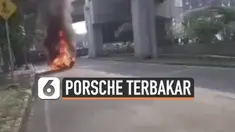 Mobil sport porsche terbakar di kawasan Kelapa Gading Jakarta hari Sabtu (22/5). Api hanguskan bagian belakang mobil mewah tersebut.