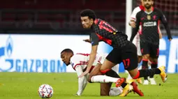 Pemain Liverpool, Curtis Jones, berebut bola dengan pemain Ajax Amsterdam, Ryan Gravenberch, pada laga Liga Champions di Stadion Johan Cruyff, Kamis (22/10/2020). Liverpool menang dengan skor 1-0. (AP/Peter Dejong)