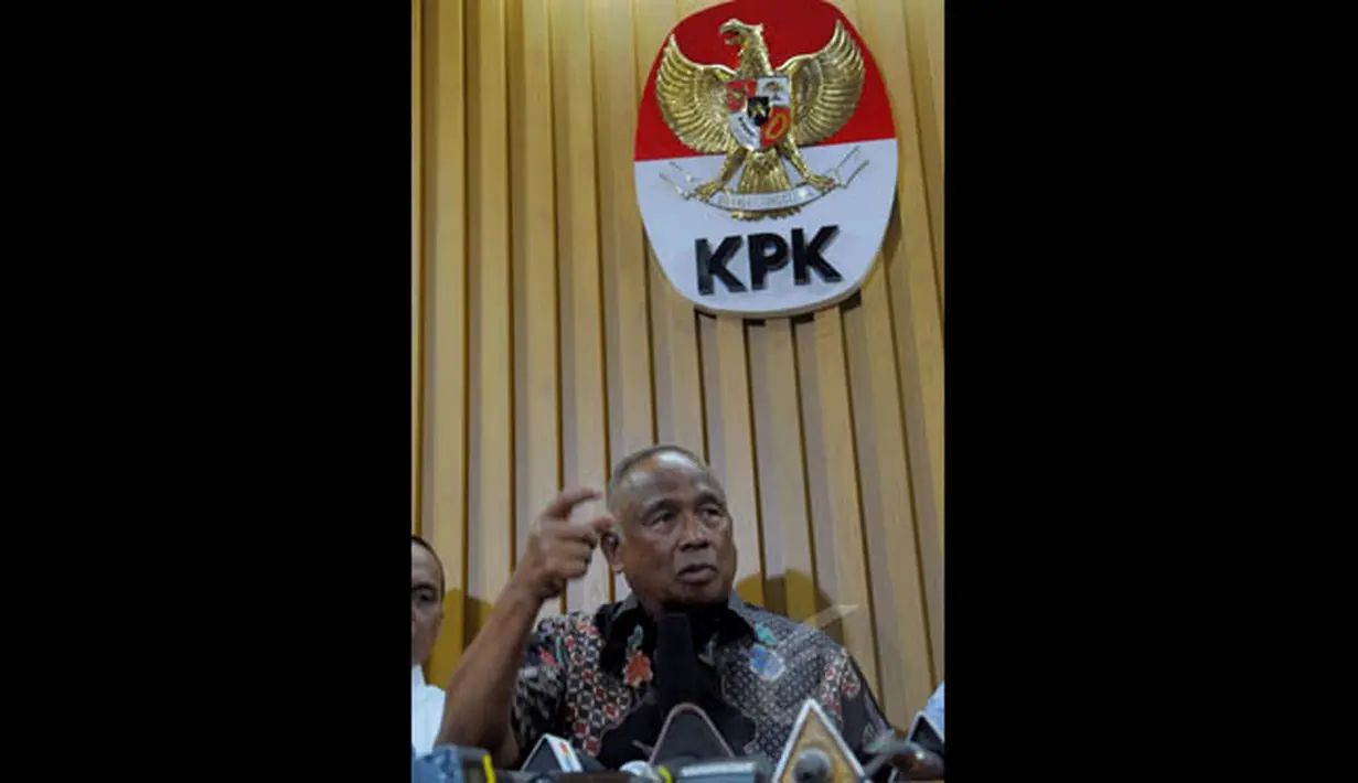 Pimpinan baru KPK Taufiequrachman Ruki menjawab pertanyaan wartawan saat konferensi pers di Gedung KPK, Jakarta, Jumat (20/2). Pimpinan baru KPK akan mengubah pembagian kerja di internal lembaga penegak hukum tersebut. (Liputan6.com/Andrian M Tunay)